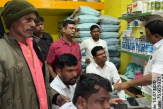 AC Tahsildar visits fertilizer shops